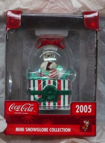 4522-2 € 10,00 coca cola ornament sneeuwbal zeehond